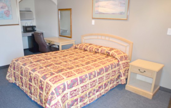 Queen Bed Room with Desk at Casa Linda